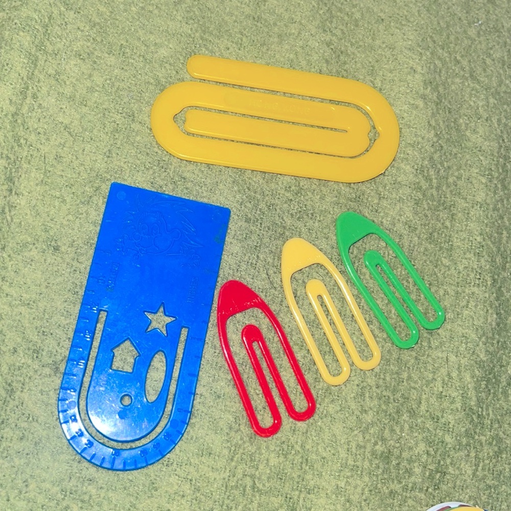 1981 vintage plastic paper clips